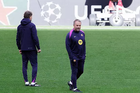 بعد شكوى فليك.. ماذا يقول بروتوكول يويفا عن أرضية الملعب؟